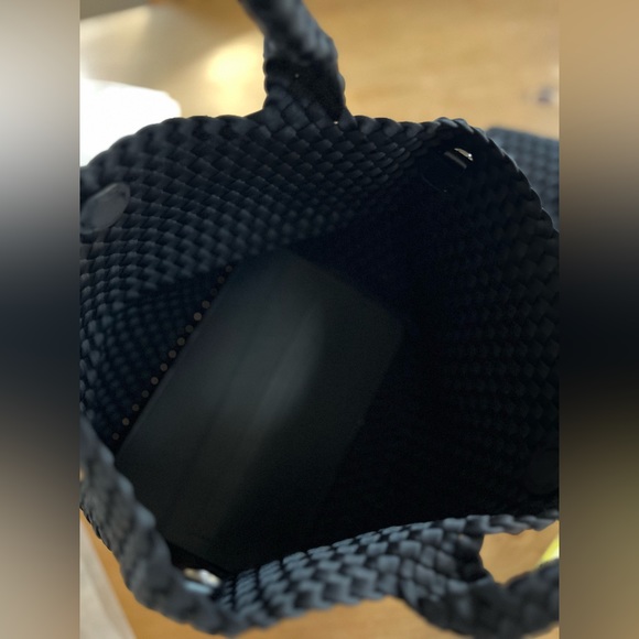 Neoprene woven black totebag with crossbody strap and zippered pouch - Picture 4 of 7